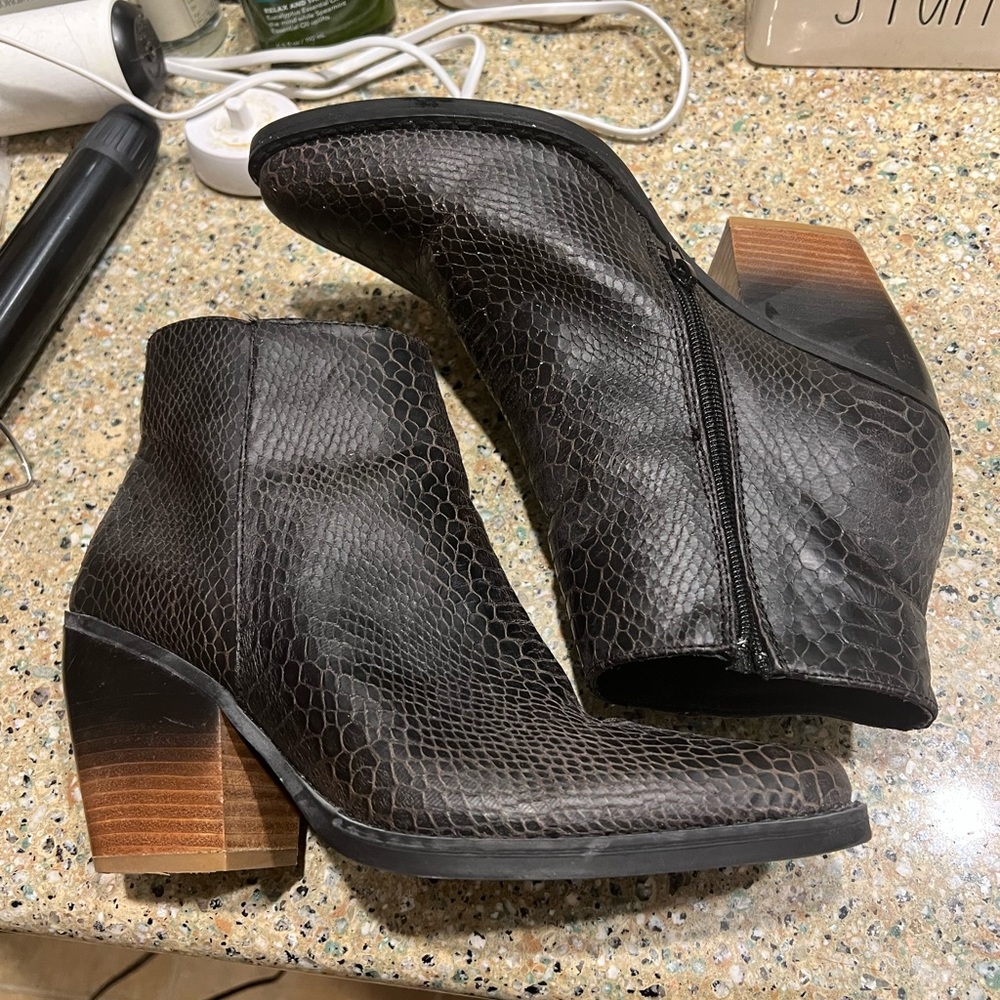 Very G sz 8 booties